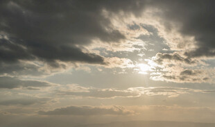 日落时分的云层景观