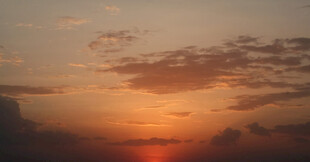 日落时分的绚烂天空