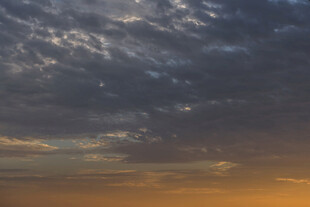 黄昏时分的绚烂天空