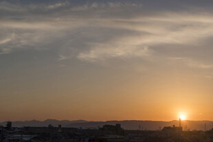 日落时分的城市天际线