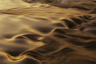 金色流动纹理背景图