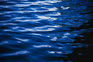 蓝色水波纹理特写