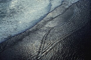 纹理独特的深色皮革表面