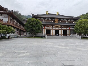 古雅寺庙前的开阔广场