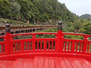 红色观景台与山林美景