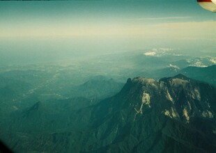高空俯瞰壮丽山峦景色