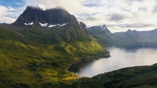 山间湖泊美景