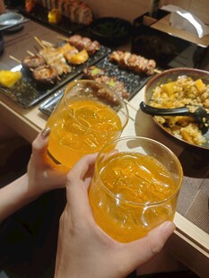 举杯共赏美味日式料理