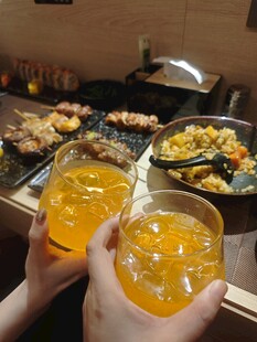 举杯共赏丰盛美食时刻