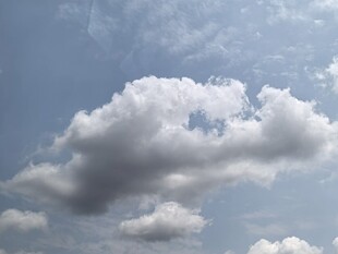 蓝天中的蓬松白云