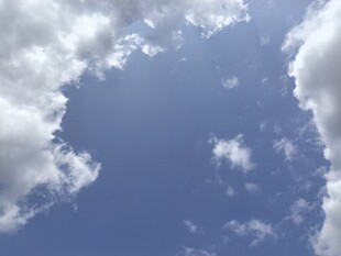 晴朗天空中的蓬松白云