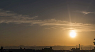 夕阳下的城市天际线
