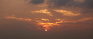 夕阳西下的绚烂天空