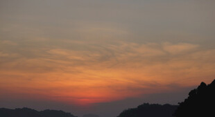 日落时分的壮丽山景