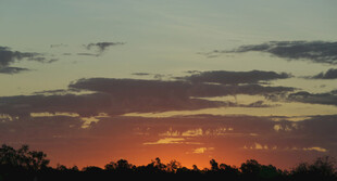 日落时分的绚烂天空
