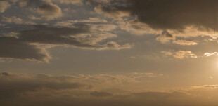 黄昏时分的绚烂天空