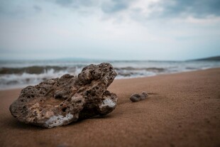 海滩上的孤独岩石