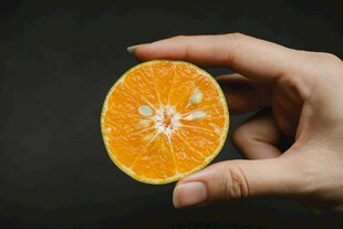 手捧半颗新鲜橙子