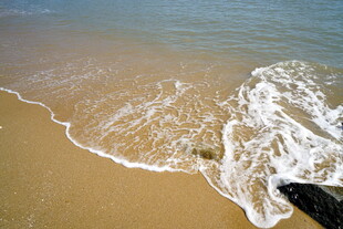海浪轻拍沙滩的美丽瞬间