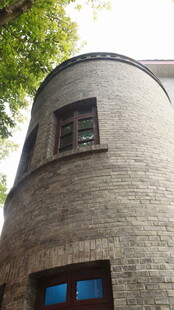 圆形石砌建筑外观