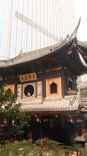 中式古建筑与现代建筑相映
