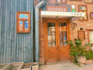 复古风格木质咖啡店外观