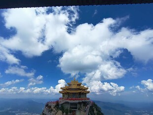 山顶金殿映蓝天