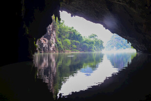 溶洞洞口的山水倒影美景