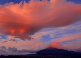 壮丽晚霞下的山峦美景