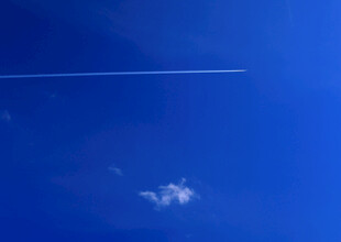 蓝天中的飞机尾迹与云朵