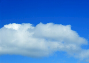 蓝天中的蓬松白云
