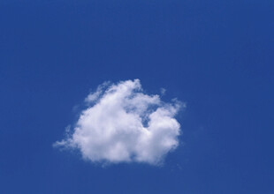 蓝天下的孤独白云