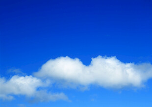 蓝天中的蓬松白云