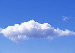 蓝天下的蓬松白云