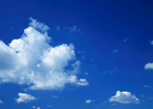 蓝天飘白云
