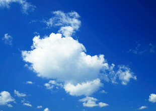 蓝天中的蓬松白云