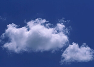 蓝天中的蓬松白云