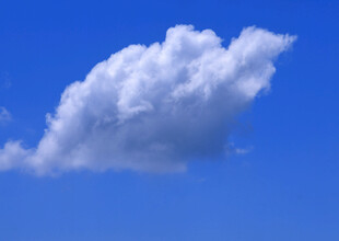 蓝天下的蓬松白云