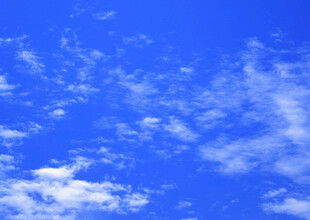 晴朗蓝天飘浮朵朵白云