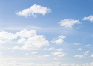 晴朗蓝天飘着朵朵白云