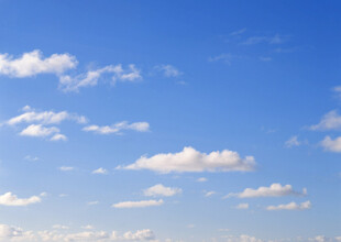 晴朗蓝天飘着朵朵白云