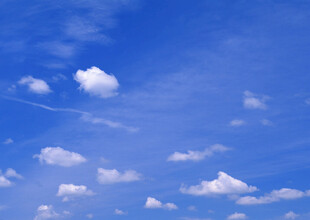 晴朗蓝天飘着朵朵白云