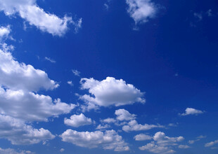蓝天飘白云