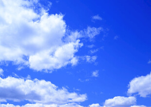 蓝天飘白云