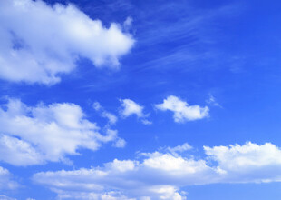 晴朗蓝天飘浮朵朵白云