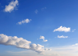 蓝天飘白云的美丽景象
