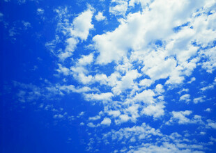 蔚蓝天空中的蓬松云朵