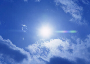 晴朗蓝天中的耀眼阳光