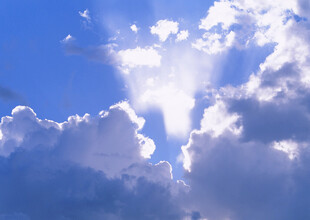 蓝天白云间的耀眼阳光