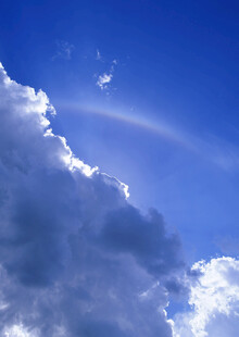 蓝天下的绚丽彩虹